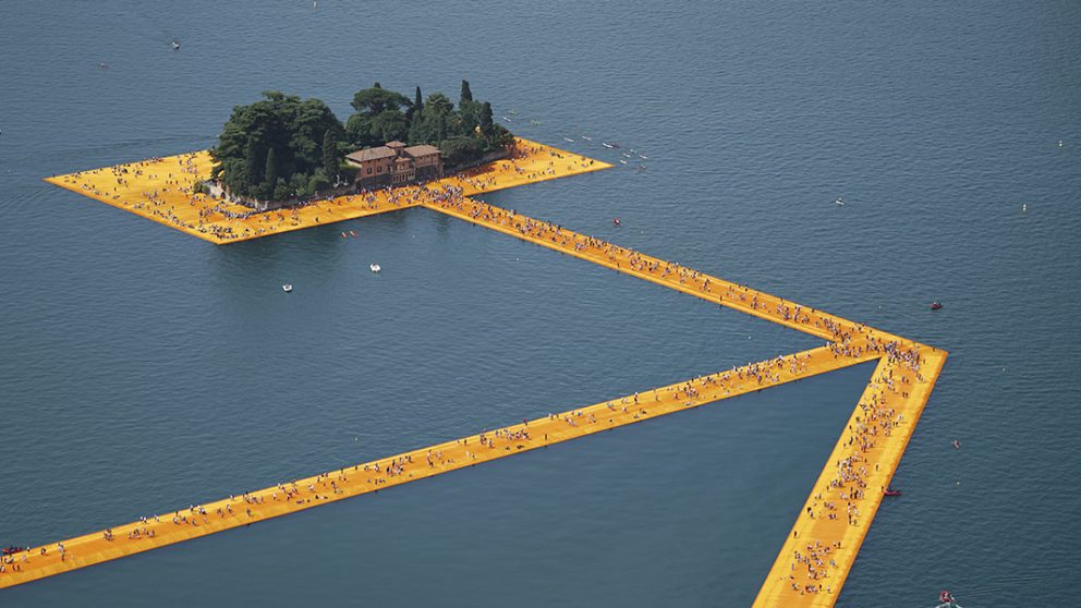 The Floating Piers, lac d'Iseo, Italie, 2014-16.Plus de 1,2 million de visiteurs ont marché sur l'oeuvre de Christo pendant seize jours.