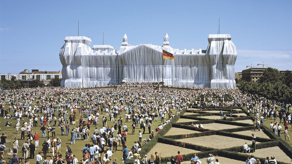 The Wrapped Reichstag, Berlin 1971-95. The Wrapped Reichstag, l'ancien (et futur) parlement allemand empaqueté de tissu argenté, a attiré plus de 5 millions de visiteurs en deux semaines en juin 1995.