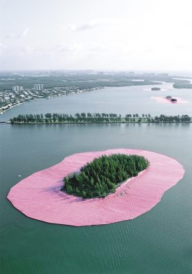 Surrounded Islands, Baie de Biscayne, Miami, Floride, 1980-83. En mai 1983, Christo et Jeanne-Claude ont entouré 11 petites îles inhabitées au large de Miami avec du polypropylène de couleur rose.