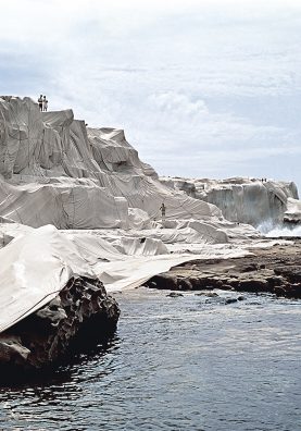 Wrapped Coast, One Million Square Feet, Little Bay, Sydney, Australie, 1968-69. Le titre de cette oeuvre, aussi parmi les toutes premières réalisations des artistes, fait référence à la superficie du tissu employé.