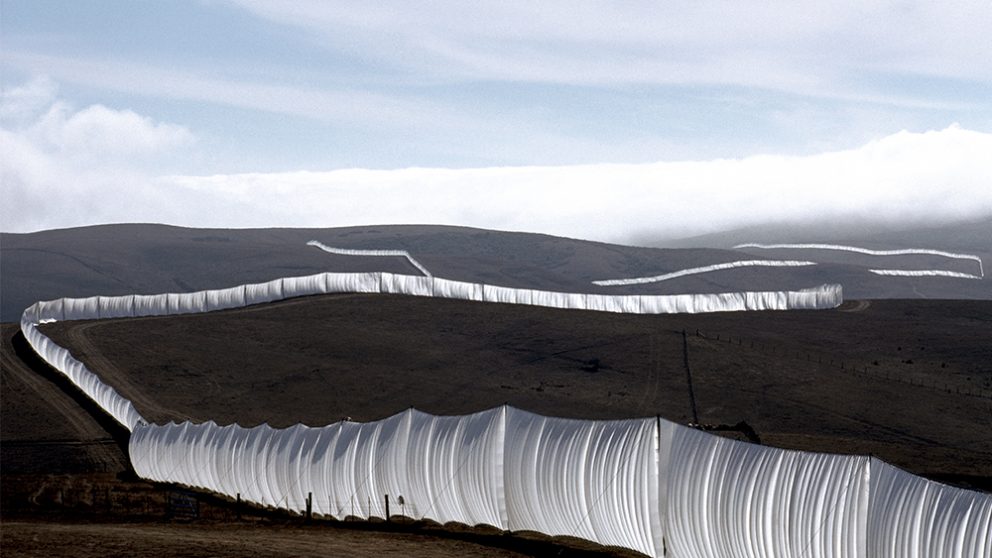 Running Fence, comtés de Sonoma et Marin, Californie, 972-76. Haute de 5,5 mètres et longue de 39,4 kilomètres, cette oeuvre, située au nord de San Francisco, fut inaugurée le 10 septembre 1976.