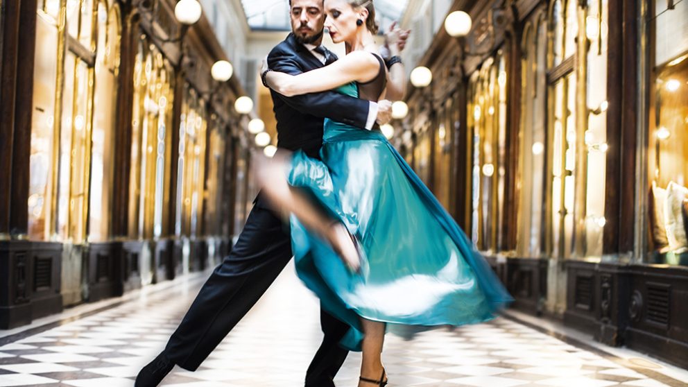 La danse, c'est une architecture en mouvement. Cette définition s'applique parfaitement au Tango. Les Tangueros, au sommet de leur art, se transforment en statues aussi parfaites qu'éphémères.