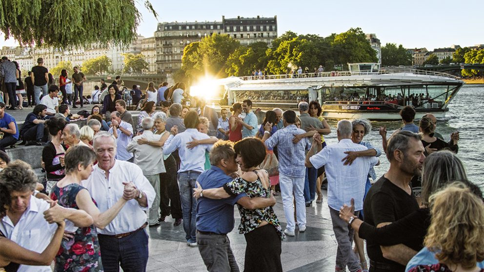 Pas besoin d'être Argentin pour danser le Tango. Cette musique, cette danse, inventées par des immigrants venus des quatre coins du monde sont universelles. À Paris ou à Tokyo, le bonheur de glisser, enlacés sur une musique triste est le même.