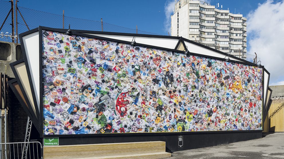 4 490 déchets en plastique produits en un an. Emballages de paquets de chips, barquettes, couverts, etc. en 2017, Daniel Webb a tout conservé et a exposé le contenu de 22 sacs-poubelle à Margate dans le Kent.
