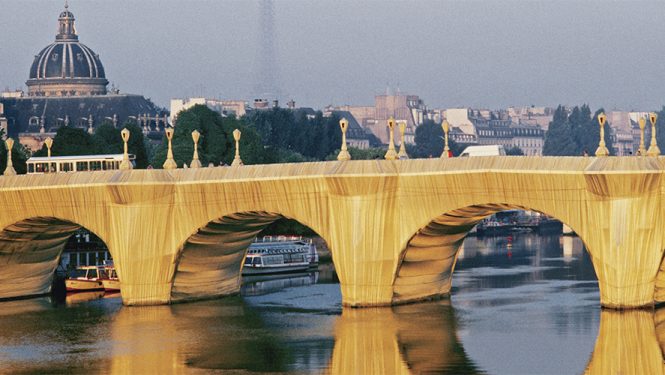 The Pont Neuf Wrapped, Paris, 1975-85. Le plus ancien pont existant de Paris apparaît ici couvert de polyamide couleur « pierre calcaire dorée », fin septembre 1985, devant le dôme de l’Institut de France et la tour Eiffel.