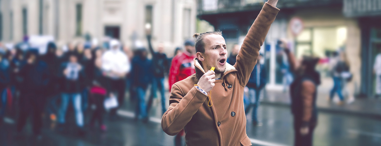 La défiance envers les élites se concrétise aujourd'hui dans la rue. Toute une partie de la population se sent exclue par ses gouvernants. Le phénomène ne se limite pas à la France. © iStockphoto / urbazon