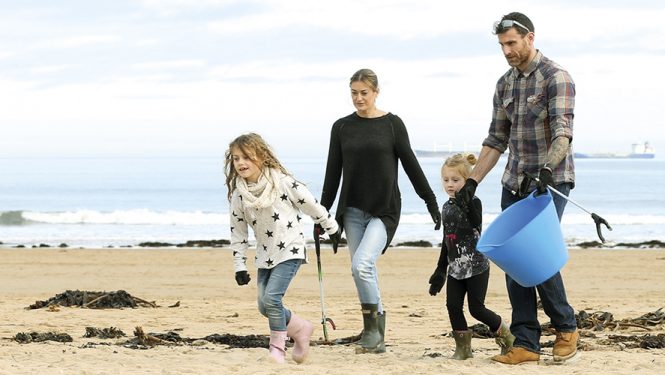 Le nettoyage des sites naturels a le vent en poupe au Royaume-Uni. En avril 2018, des volontaires mobilisés par l'ONG Surfers against sewage ont ramassé 17 500 bouteilles le long du littoral britannique © Lewis Arnold