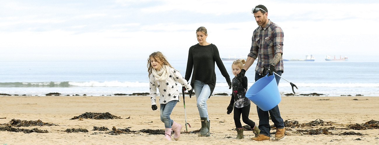 Le nettoyage des sites naturels a le vent en poupe au Royaume-Uni. En avril 2018, des volontaires mobilisés par l'ONG Surfers against sewage ont ramassé 17 500 bouteilles le long du littoral britannique © Lewis Arnold