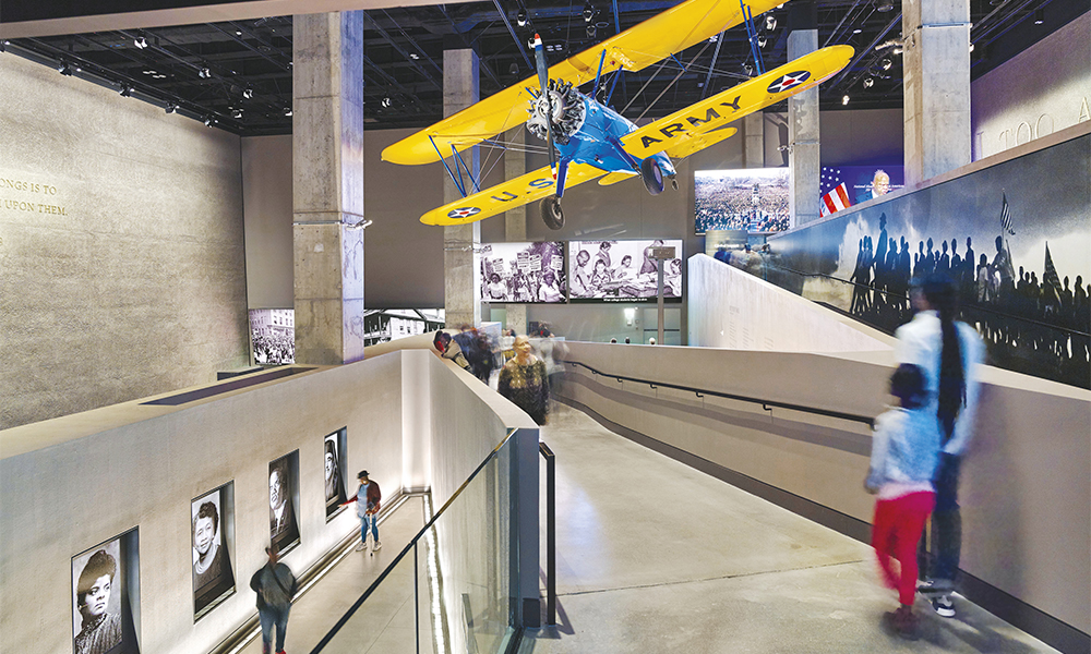 Les galeries dédiées à l'histoire sont en sous-sol, alors que le présent est évoqué en haut du bâtiment.