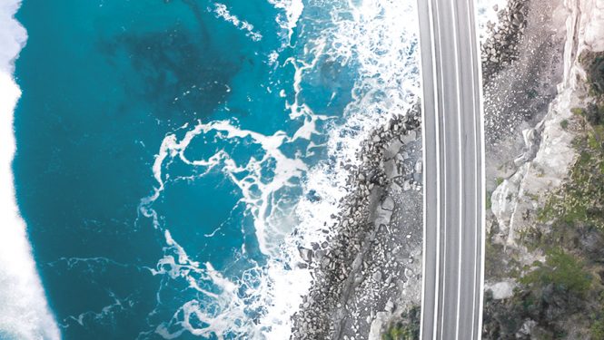 East Pacific Drive. Quand les routes de la côte est sont suspendues entre terre et mer © Simon Clayton