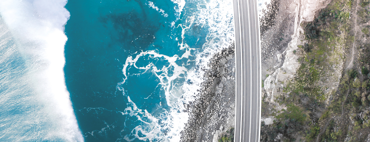 East Pacific Drive. Quand les routes de la côte est sont suspendues entre terre et mer © Simon Clayton