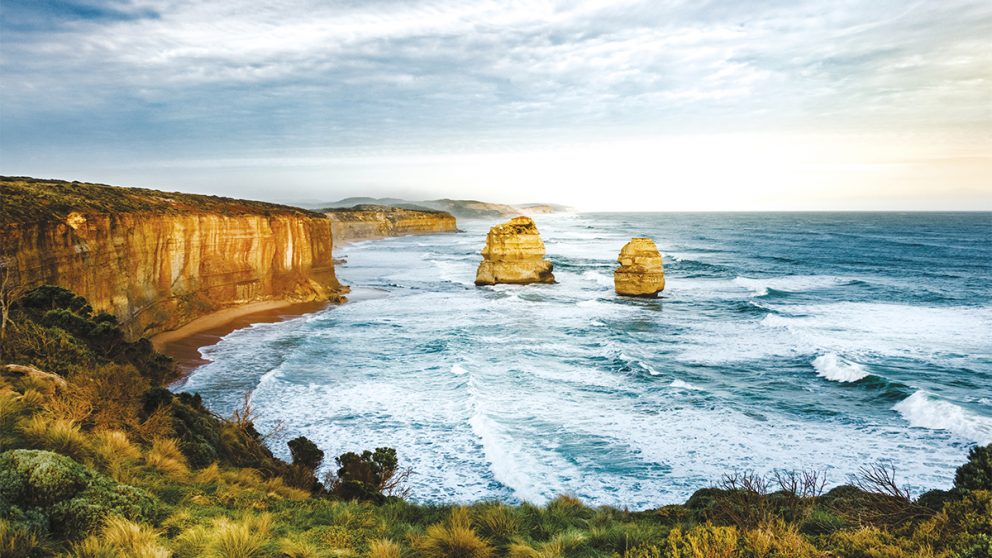 Victoria. Les Twelve Apostles. Piliers de calcaire qui surgissent de l'océan aux alentours de Melbourne.