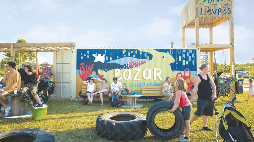 Halte vélo et jeux pour enfants enjolivent le parc de la Pointe-aux-Lièvres à Québec.