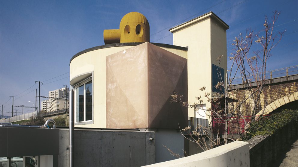 Face arrière à hauteur de rue : le toit des lofts, le diamant en fibre de verre de l'ascenseur, le haut du silo, la voie de chemin de fer.