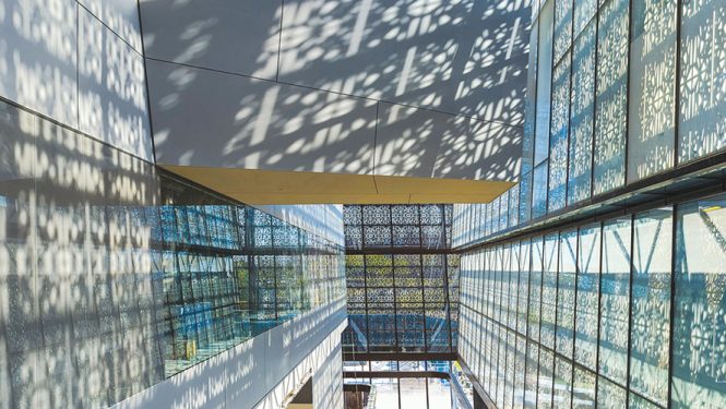 Un escalier mécanique est situé entre la façade est du bâtiment et les galeries.