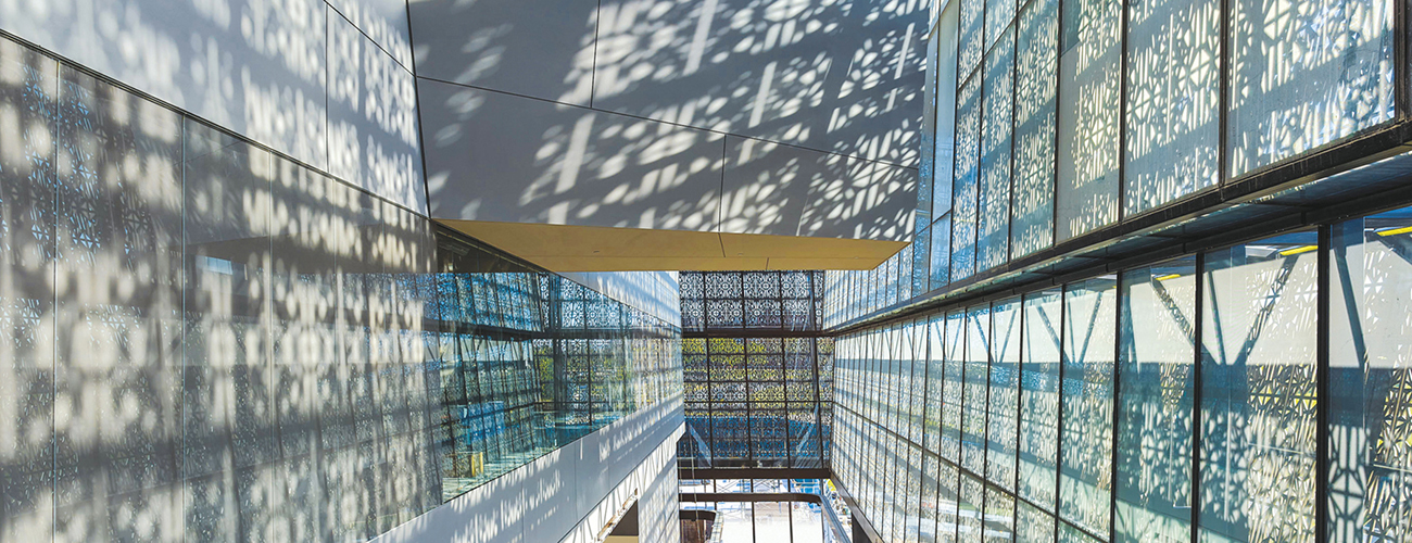 Un escalier mécanique est situé entre la façade est du bâtiment et les galeries.