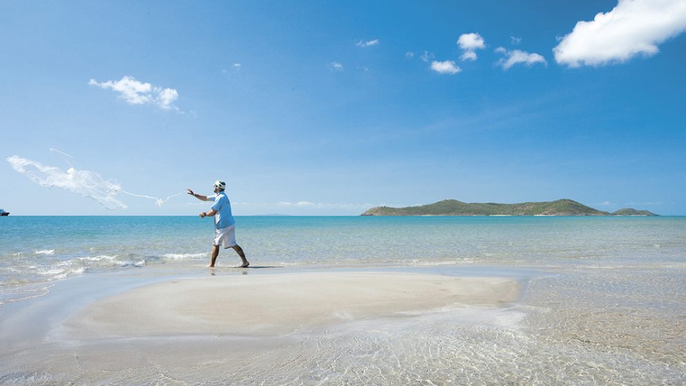 Sur l’île Friday, les habitants vivent surtout de la mer, mais certaines espèces de poissons disparaissent. Les ﬁ lets abandonnés font des ravages. © Tourism and Events Queensland