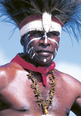 Détroit de Torrès. Face à la mer, les danseurs célèbrent une culture enracinée dans les océans.