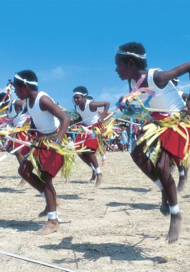 Détroit de Torrès. Face à la mer, les danseurs célèbrent une culture enracinée dans les océans. © Tourism et Events Queensland