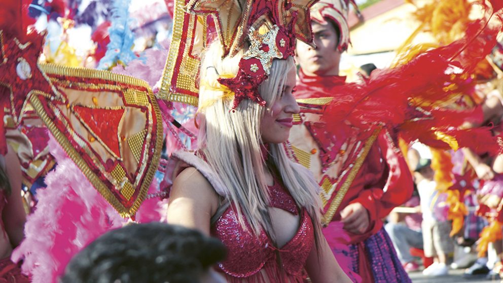 Les fêtes collectives, les festivals, les célébrations ont servi d’outil d’intégration aux différentes populations qui se sont installées dans ce pays, réputé pour sa douceur de vivre. © Didier Rafﬁ n. Imagenes Tropicales