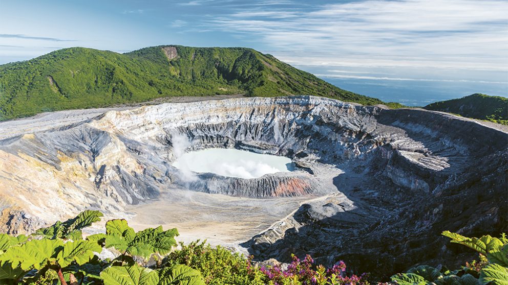 L’activité des volcans conjuguée à l’inﬂ uence des vents marins et de l’altitude donne au Costa Rica son climat très particulier. Cette bande de terre, au milieu de l’isthme américain, possède une biodiversité exceptionnelle.