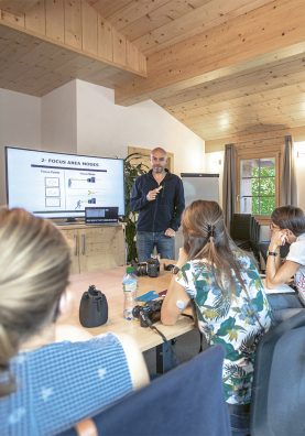 Les nomades numériques hébergés au sein de l’espace de coliving Swiss Escape peuvent assister à des conférences chaque semaine.