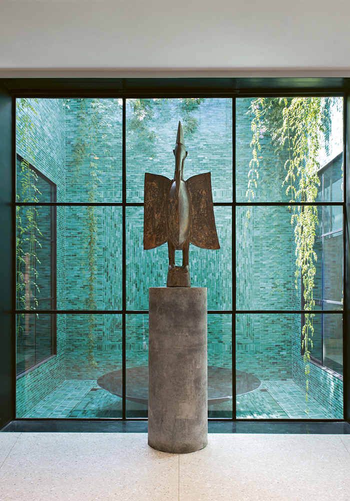 Oiseau sénoufo, première acquisition de Pierre Bergé et d’Yves Saint Laurent en 1960. Hall du musée Yves Saint Laurent de Marrakech. © Fondation Jardin Majorelle / Nicolas Mathéus