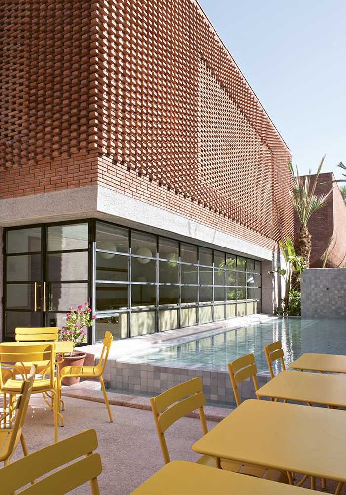 La terrasse du café « Le Studio » au musée Yves Saint Laurent Marrakech. © Fondation Jardin Majorelle / Nicolas Mathéus