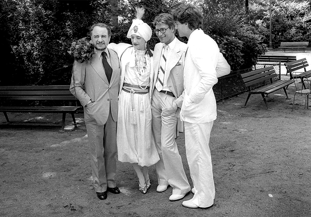 Yves Saint Laurent au mariage de Loulou de la Falaise, l’une de ses plus proches amies, rencontrée en 1968. Elle intègre le studio du couturier en 1972 et y restera trente ans, chargée notamment des accessoires qu’elle aime colorés et volumineux. © Musée Yves Saint Laurent Paris