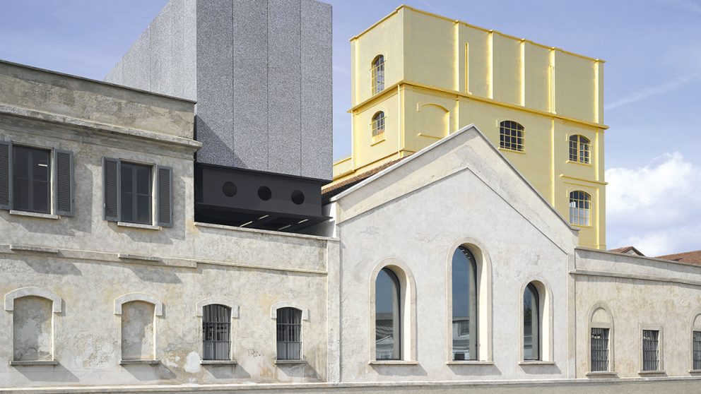 Une juxtaposition éclectique. Le projet architectural de la Fondation Prada joue avec sept bâtiments industriels et trois nouvelles constructions qui se combinent harmonieusement.