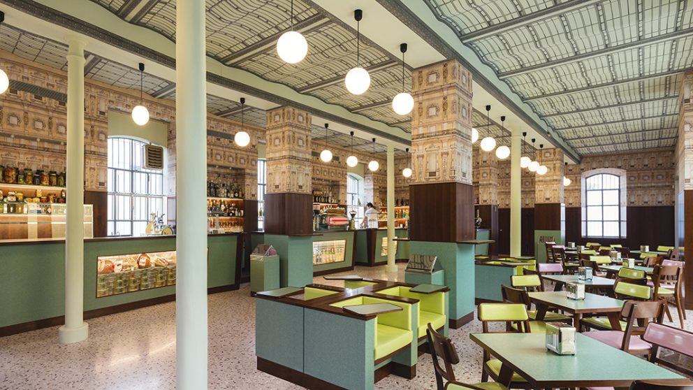 Décoré par le cinéaste Wes Anderson, le café de la Fondation est un clin d’œil aux années 1950 et aux cafés milanais de cette époque.