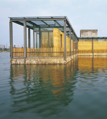 « L’un des problèmes de l’architecture professionnelle, c’est qu’elle pense trop un bâtiment. Une maison, qui s’approche de notre vie simple et triviale, est en réalité plus fondamentale que l’architecture. »