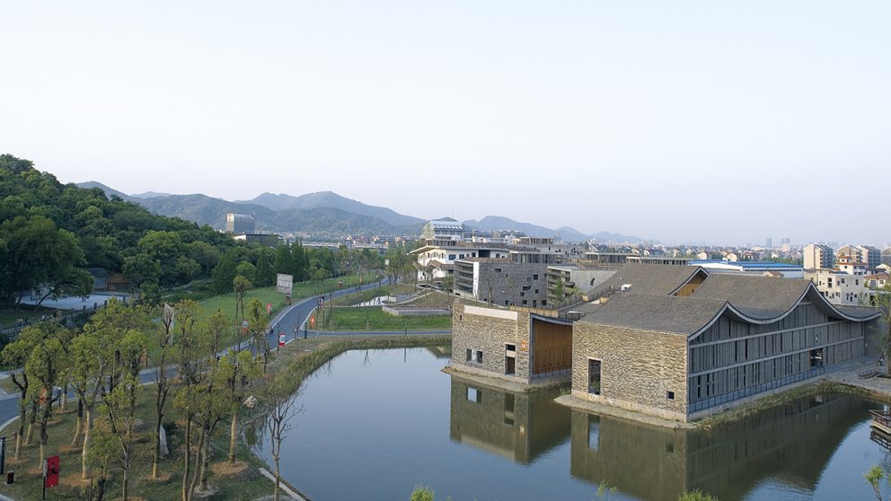 Conçu comme un paysage artiﬁ ciel, le Fuyang Cultural Complex s’étale sous un toit en forme de vagues qui rappellent les montagnes toutes proches.