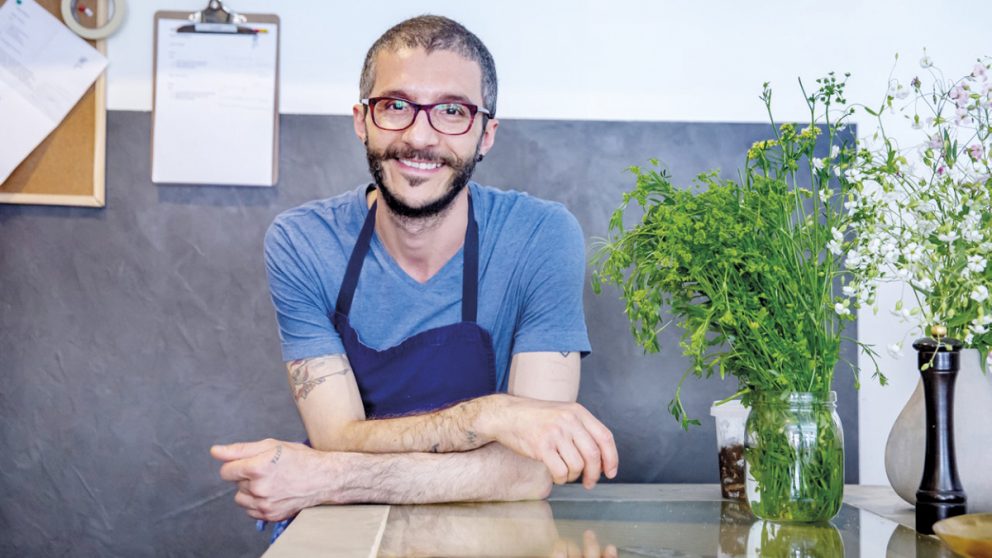 Au Cinquième Jour, à Genève, le chef Walter el Nagar se montre aux petits soins pour les plus démunis.