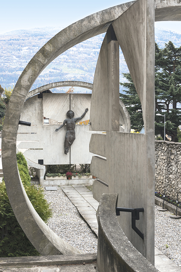 Le cimetière. Sculpture réalisée par Bernard Mühlematter.