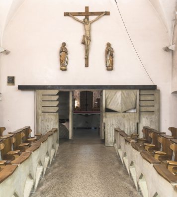 Chœur intérieur avec vue sur l’église. Le lieu de prière des capucins.