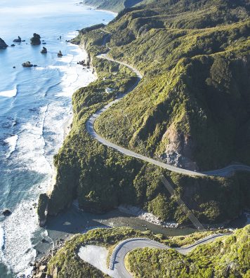 Île du sud. Des routes vertigineuses filent en direction de l’Antarctique.