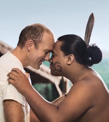 Hongi. C’est un salut traditionnel. Pendant le hongi, les Maori pensent que le ha (souffle de vie) s’échange et se partage.