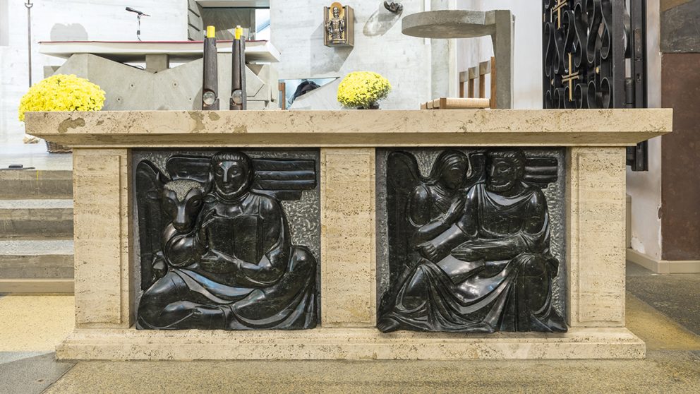 Table de communion avec deux évangélistes de Remo Rossi.