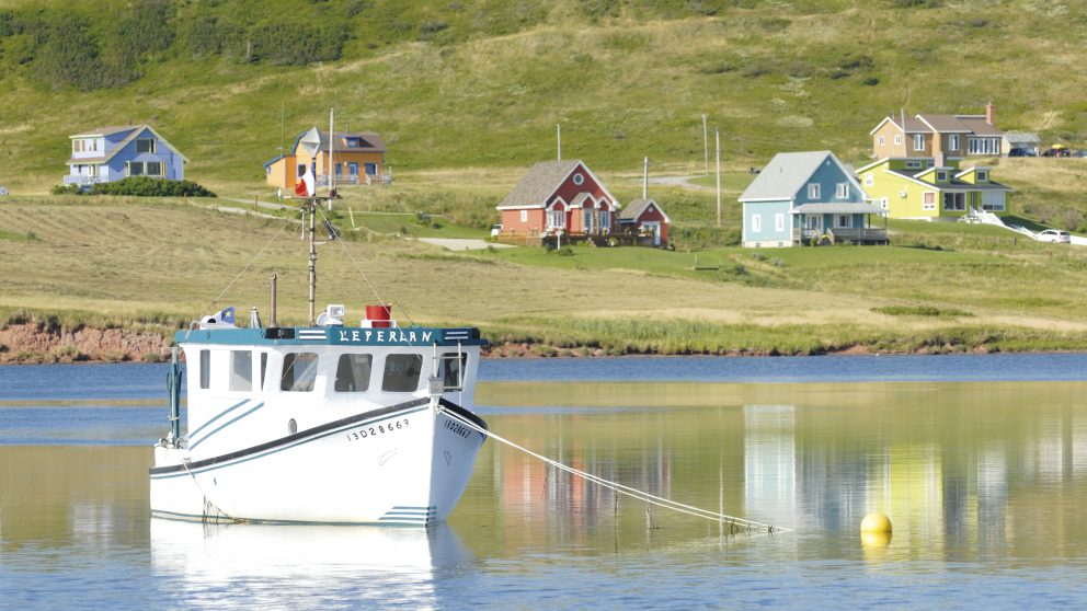 Les maisons des îles sont peintes de couleurs vives, îles de la Madeleine