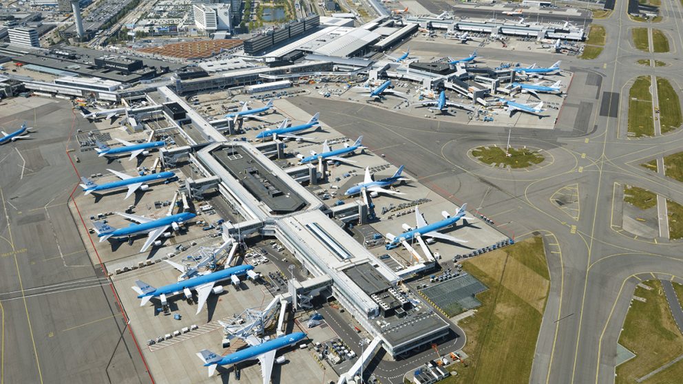 Schiphol-Amsterdam restera probablement la seule « aérotropolis » européenne. La mutation de Roissy-Charles-de-Gaulle est ralentie par le manque de financements. À Heathrow, l’opposition farouche des riverains paralyse les projets d’extension.