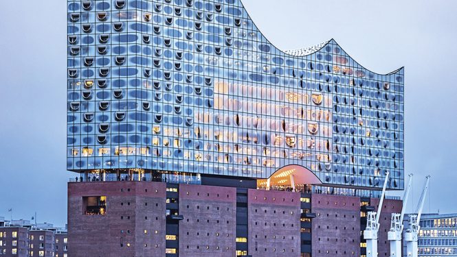 Elbphilharmonie Hamburg. L’Elbphilharmonie, construite par-dessus l’ancien entrepôt Kaispeicher A sur les quais Sandtorhafen, comprend trois salles de concert, 45 appartements et un hôtel.