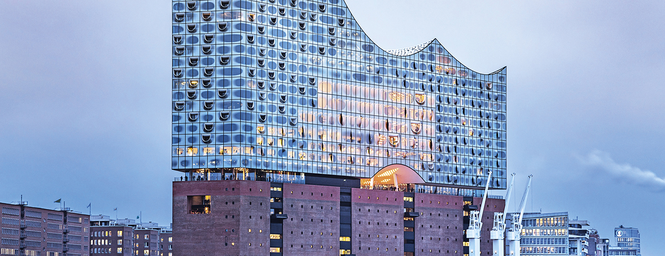 Elbphilharmonie Hamburg. L’Elbphilharmonie, construite par-dessus l’ancien entrepôt Kaispeicher A sur les quais Sandtorhafen, comprend trois salles de concert, 45 appartements et un hôtel.