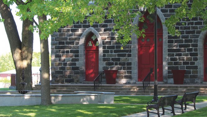 Décider ensemble. À Saint-Basile-le-Grand au Québec, les électeurs ont finalement choisi de redorer la place centrale de leur village, rebaptisée Place des Générations.