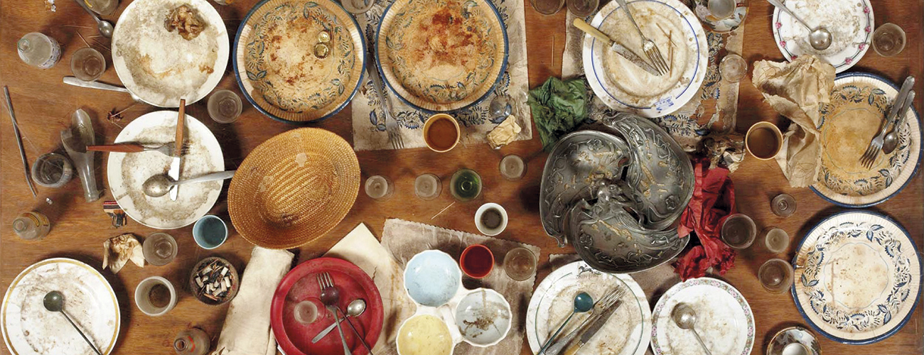 Daniel Spoerri immortalise régulièrement des restes de repas en les figeant dans ses « tableaux pièges »