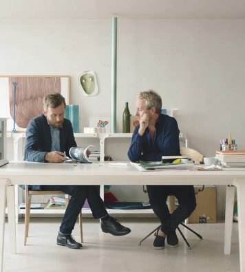 Ronan Bouroullec (à droite sur la photo) a commencé par travailler seul. C’est en développant sa « Cuisine Désintégrée » pour Cappellini qu’il a sollicité son frère pour l’assister. Associés depuis 1999, ils développent la plupart de leurs projets à quatre mains.