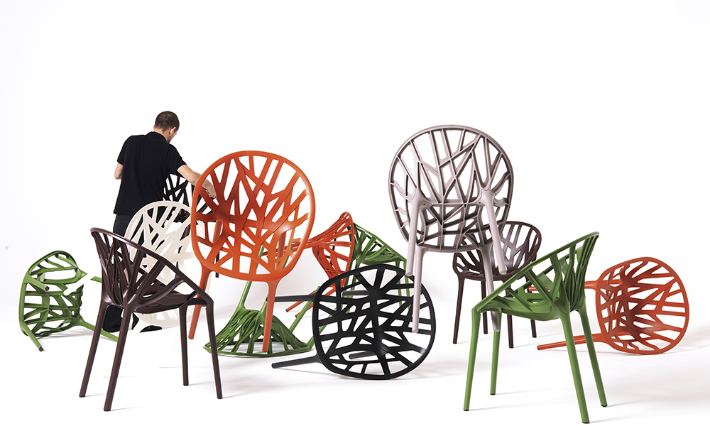 Des meubles conçus pour structurer l’espace. Tous produits pour Vitra, la table « Joyn », le canapé « Alcove » et les chaises « Vegetal » sont trois objets emblématiques de leur longue collaboration avec l’éditeur suisse dont les débuts remontent à l’an 2000.
