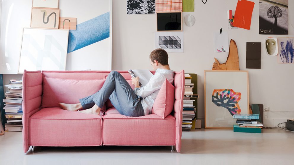 Des meubles qui fonctionnent à la maison comme au bureau. À l’instar du canapé « Alcove », de nombreuses pièces produites par les Bouroullec se retrouvent dans des appartements privés aussi bien que dans des espaces de travail.