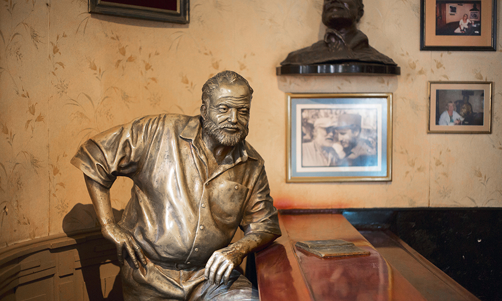 Le vieil homme et une mer d’alcool. Accoudée au bar du Floridita, la statue en bronze d’Hemingway semble un hommage à son exceptionnelle résistance à l’alcool.