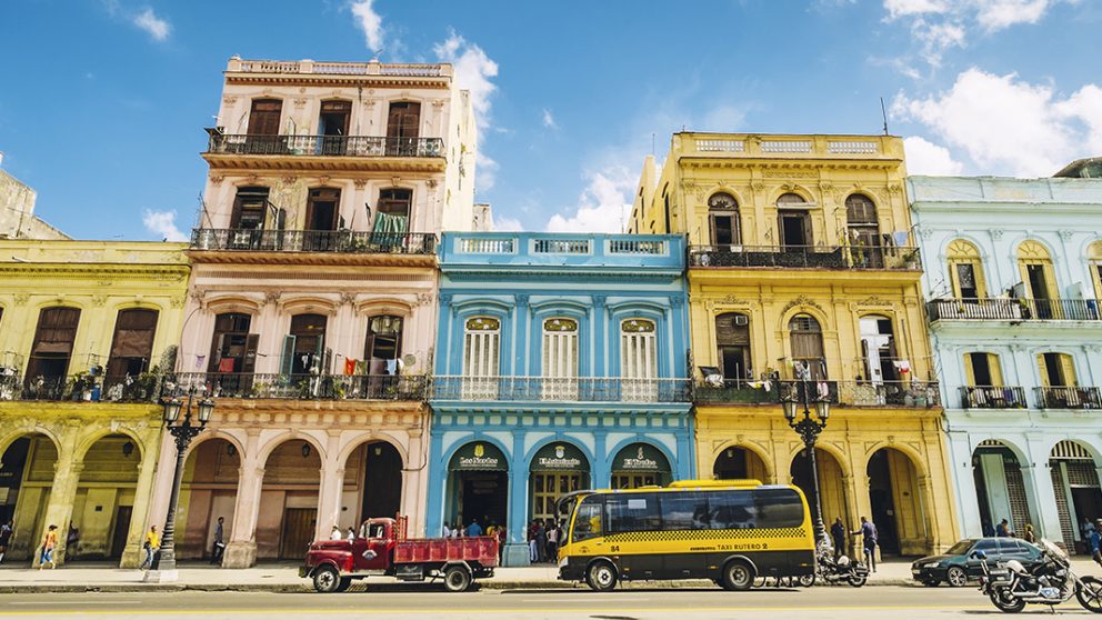 La Habana Vieja est une vieille folle éternellement séduisante. Trop colorée, ridée, fanée par les pluies, outragée par les colères du ciel des Caraïbes, la vieille ville de La Havane garde une beauté troublante.